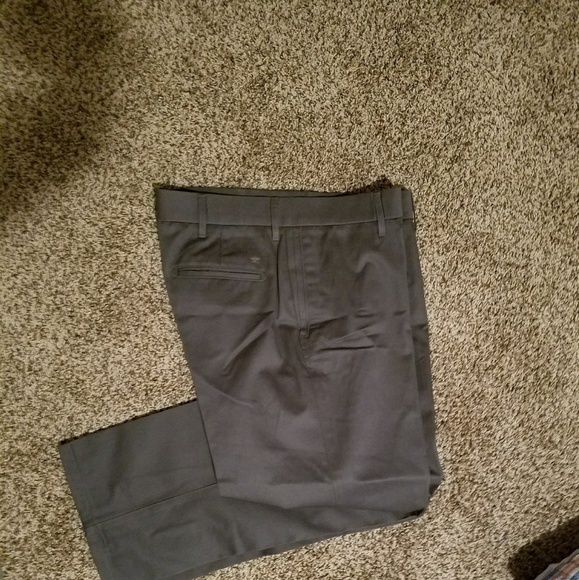 Haggar Men’s Black Dress Pants Size 42x32 Classic Fit Slacks Trousers - Picture 1 of 3